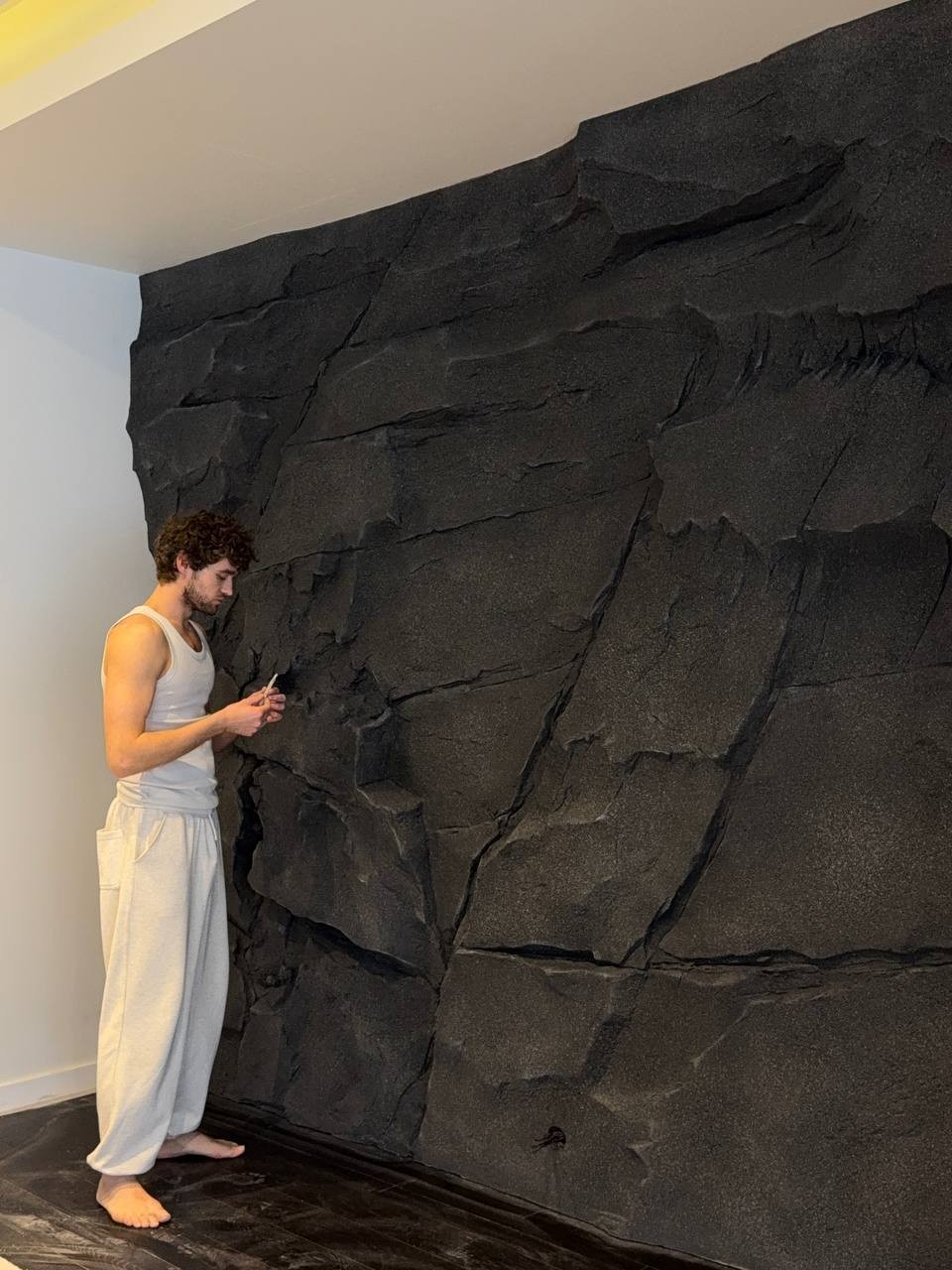 Готовая графитовая скала-стена